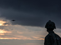 Американский десантник наблюдает за военно-транспортным самолетом Американский десантник наблюдает за военно-транспортным самолетом