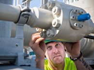 Специалист работает на территории газораспределительного центра магистрального газопровода «Северный поток — 2» в городе Лубмин в Германии Специалист работает на территории газораспределительного центра магистрального газопровода «Северный поток — 2» в городе Лубмин в Германии