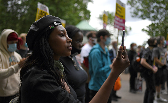 Саша Джонсон из движения Black Lives Matter принимает участие в акции протеста в Гайд-парке в Лондоне