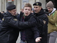 Белорусская полиция задерживает журналиста Романа Пратасевича в Минске