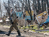 Украинский военнослужащий в селе Широкое Украинский военнослужащий в селе Широкое