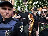 Участники флешмоба держат портреты героев компьютерной игры World of Warcraft в Киеве во время акции «Бессмертный полк» Участники флешмоба держат портреты героев компьютерной игры World of Warcraft в Киеве во время акции «Бессмертный полк»