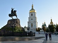 Памятник Богдану Хмельницкому на Софийской площади в Киеве Памятник Богдану Хмельницкому на Софийской площади в Киеве