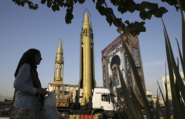 Твердотопливная ракета Ghadr-H на площади Бахарестан в Тегеране, Иран