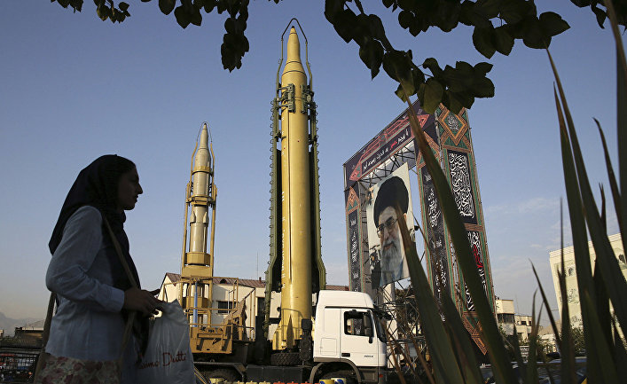 Твердотопливная ракета Ghadr-H на площади Бахарестан в Тегеране, Иран