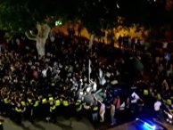 В Тбилиси сторонников прайд-парада закидали камнями, бутылками и яйцами В Тбилиси сторонников прайд-парада закидали камнями, бутылками и яйцами