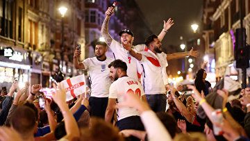 Британский фанаты празднуют победу в матче сборной Англии против Бельгии