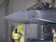 Испанский истребитель Eurofighter Typhoon готовится к взлету на военно-воздушной базе Шяуляй в Литве Испанский истребитель Eurofighter Typhoon готовится к взлету на военно-воздушной базе Шяуляй в Литве