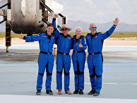 Американский бизнесмен Джефф Безос (2-й слева) с товарищами по экипажу
