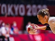 Российская спортсменка, член сборной России (команда ОКР) Дарья Дмитриева в матче группового этапа соревнований по гандболу среди женщин на XXXII летних Олимпийских играх в Токио Российская спортсменка, член сборной России (команда ОКР) Дарья Дмитриева в матче группового этапа соревнований по гандболу среди женщин на XXXII летних Олимпийских играх в Токио