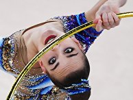 Олимпиада-2020. Дина Аверина выполняет упражнения с обручем на соревнованиях по художественной гимнастике на Олимпийских играх в Токио