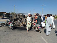 Афганцы возле сгоревшего автомобиля в городе Фарах, Афганистан