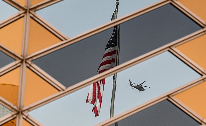 Государственный флаг США у здания посольства США в Кабуле