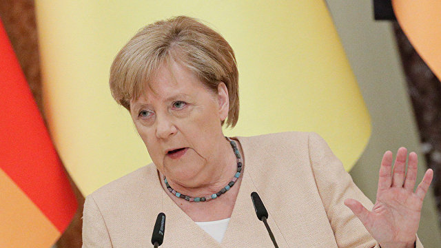 Поляки о Меркель: пляшет под дудку Путина ради газа