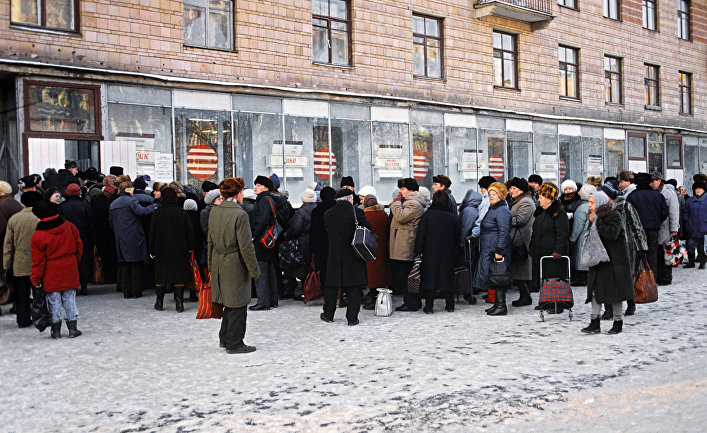 Очередь в московский продуктовый магазин в 1991 году Очередь в московский продуктовый магазин в 1991 году