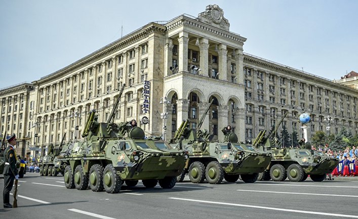 Украинские бронетранспортеры на военном параде на Крещатике в День Независимости в Киеве
