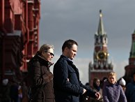 Прохожие возле Красной площади в Москве Прохожие возле Красной площади в Москве