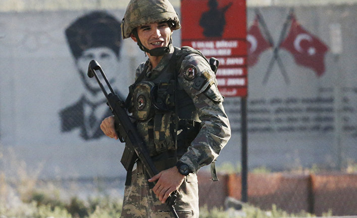 Турецкий солдат на границе с Сирией