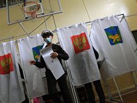 Военнослужащий голосует на избирательном участке во Владивостоке Военнослужащий голосует на избирательном участке во Владивостоке