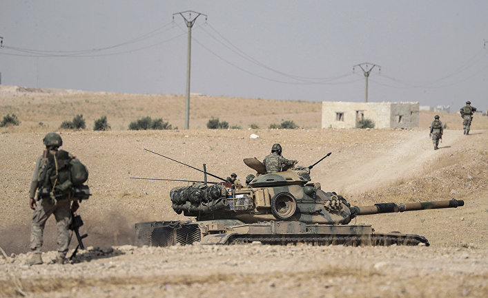 Турецкие солдаты и танк вблизи сирийского города Манбидж