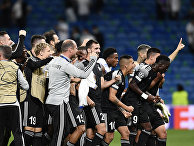 Игроки "Шерифа" празднуют победу в матче против "Реала" на стадионе "Бернабеу" в Мадриде
