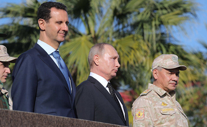 Владимир Путин, президент Сирийской Арабской Республики Башар Асад и министр обороны России Сергей Шойгу во время посещения авиабазы Хмеймим в Сирии. 11 декабря 2017