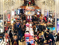 Посетители магазина Macy's в день распродажи в Нью-Йорке Посетители магазина Macy's в день распродажи в Нью-Йорке