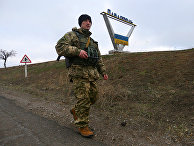Украинский военнослужащий в селе Павлополь Украинский военнослужащий в селе Павлополь