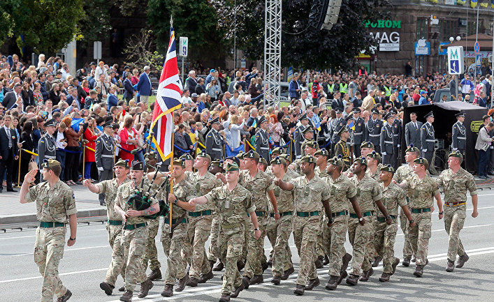 Британские солдаты во время военного парада в честь Дня Независимости в Киеве