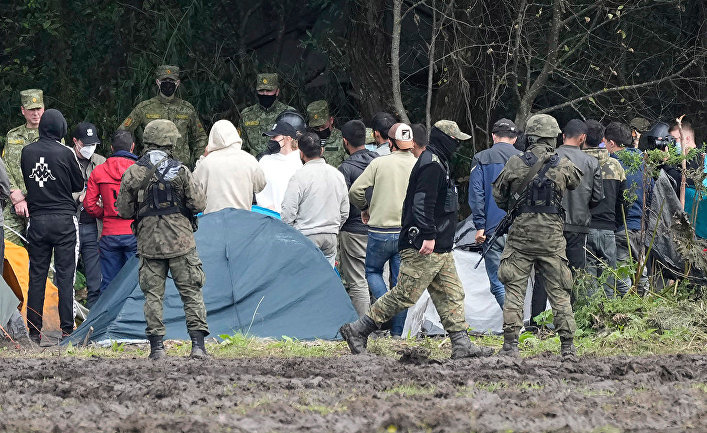 Польские силы безопасности блокируют мигрантов на границе с Беларусью в Уснарзе Горном