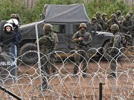 Сотрудники польской полиции и военные у лагеря нелегальных мигрантов на белорусско-польской границе Сотрудники польской полиции и военные у лагеря нелегальных мигрантов на белорусско-польской границе