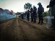 Cолдаты на польско-белорусской границе в Кузнице, Польша Cолдаты на польско-белорусской границе в Кузнице, Польша