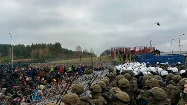 Мигранты готовятся к силовому прорыву польской границы