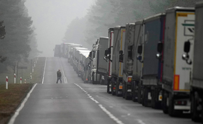 Очередь из грузовиков на польско-белорусской границе