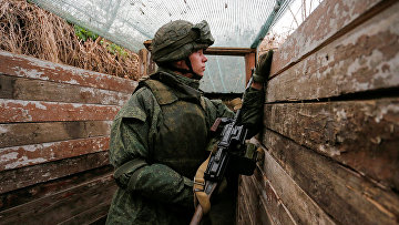 Солдат в окопе недалеко от Донецка