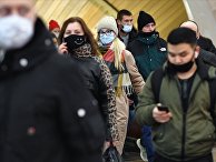 Пассажиры в защитных масках на станции "Цветной бульвар" Московского метрополитена