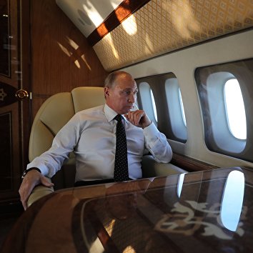 Президент РФ Владимир Путин на борту президентского самолета во время полета на авиабазу Хмеймим в Сирии Президент РФ Владимир Путин на борту президентского самолета во время полета на авиабазу Хмеймим в Сирии