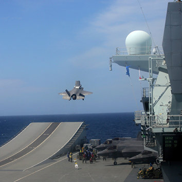 Истребитель F-35B взлетает с авианосца HMS Queen Elizabeth Истребитель F-35B взлетает с авианосца HMS Queen Elizabeth