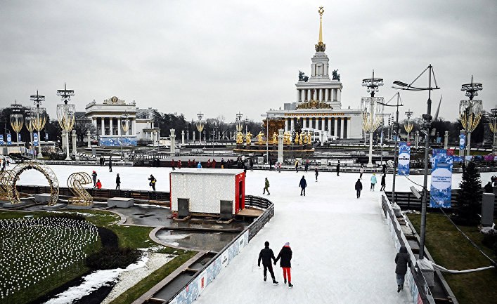 Посетители на открытии катка на ВДНХ в Москве