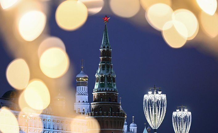 Новогодняя иллюминация у Московского Кремля