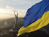 Монумент "Родина-мать" и государственный флаг Украины в Киеве