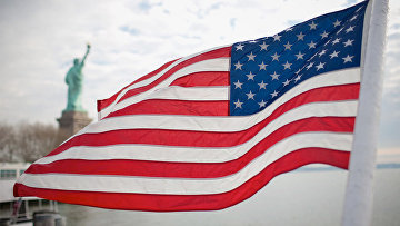 Американский флаг на фоне статуи свободы