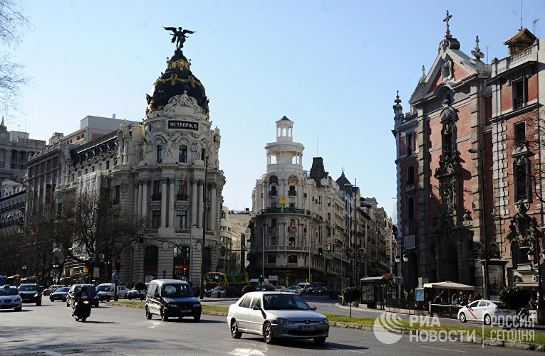 Вид на улицу Гран Виа и здание Эдифисио Метрополис в Мадриде