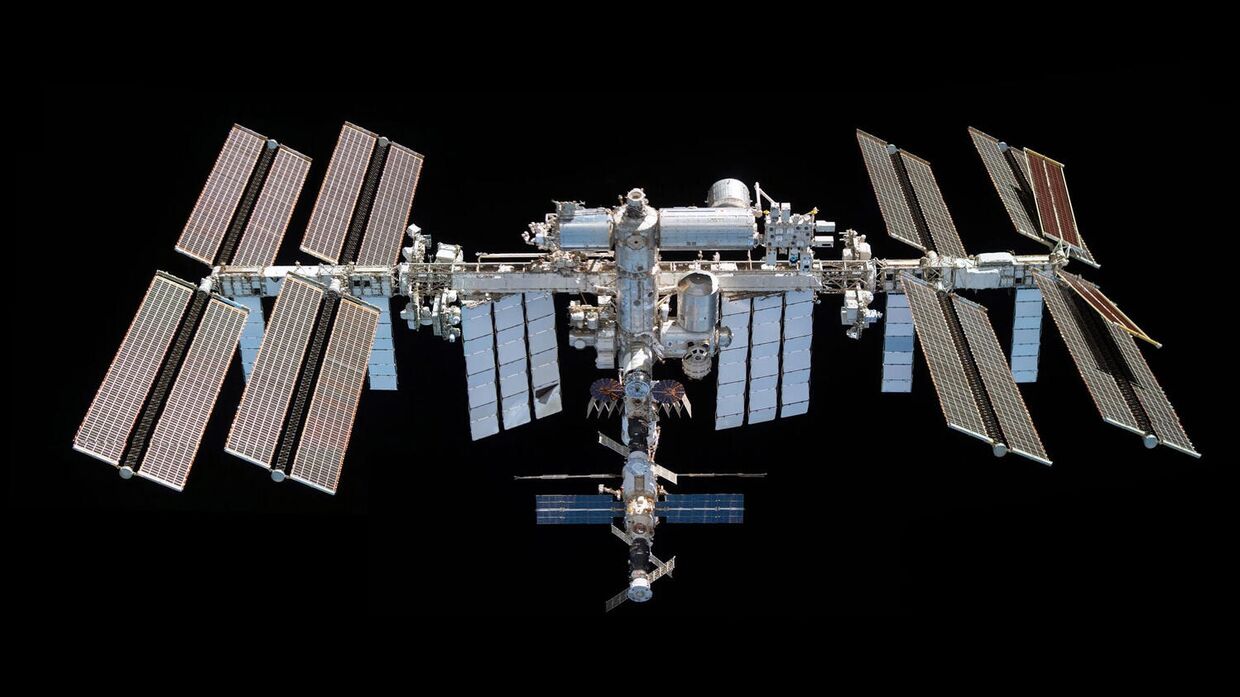 Международная космическая станция, кадр снят с космического корабля SpaceX Crew Dragon Endeavour во время облета орбитальной лаборатории отстыковки от модуля Harmony 8 ноября 2021 года.  