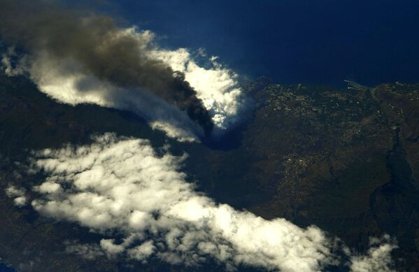 Столб пепла поднимается ввысь из извергающегося вулкана Кумбра-Вьеха на Канарских островах.   