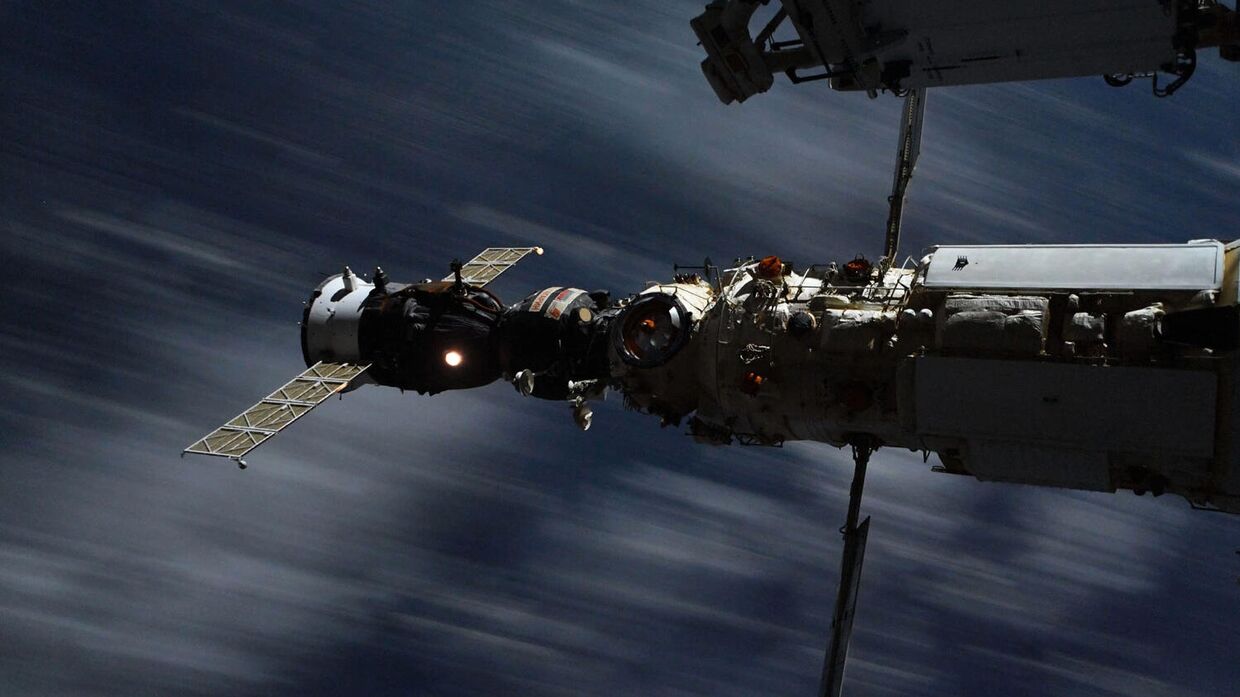 Космический корабль Союз стыкуется с МКС. Кадр снят на длинной выдержке, поэтому облака внизу размыты – скорость корабля 27 600 км/ч.  