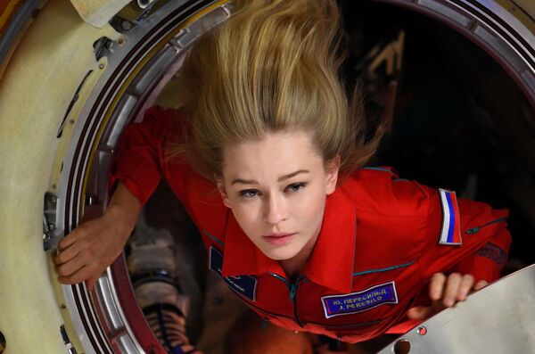 Российская актриса Юлия Пересильд готовится покинуть МКС ​​вместе с кинопродюсером Климом Шипенко 16 октября 2021 года. Пересильд и Шипенко находились на орбите на съемках фильма Вызов.  