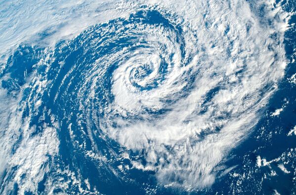 Облачная воронка над южной частью Тихого океана, 13 мая 2021 года.  