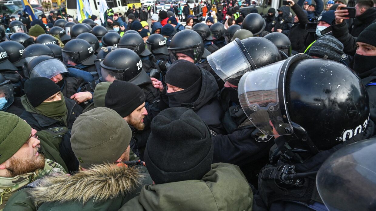Столкновения сторонников Порошенко и полиции к Киеве, Украина