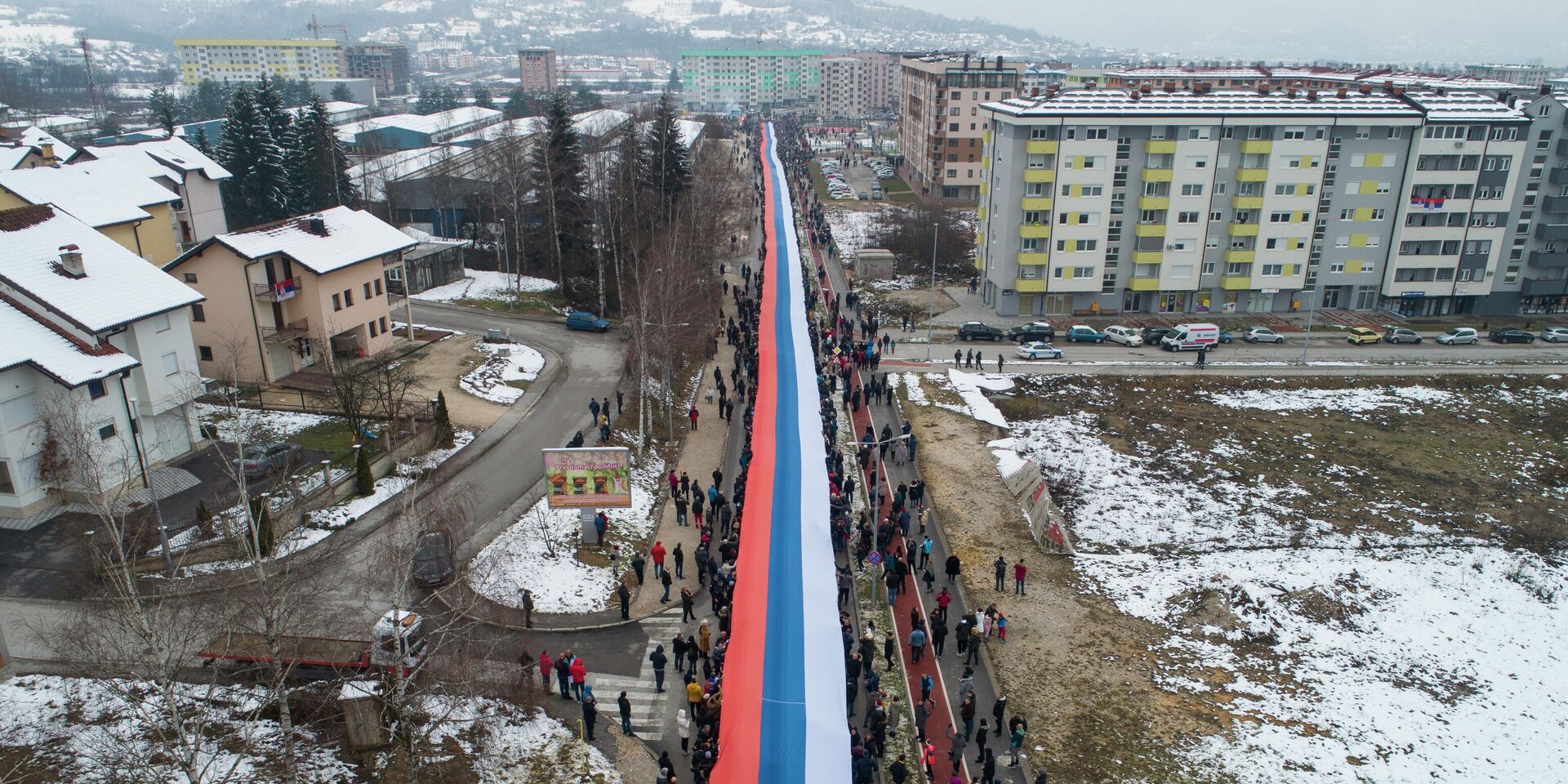 Боснийские сербы маршируют с гигантским сербским флагом в Сараево - ИноСМИ, 1920, 19.01.2022